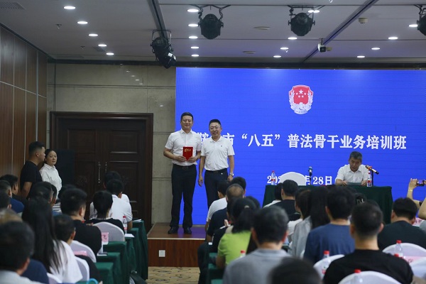 为法律明白人颁奖(第二张).jpg 为法律明白人颁奖(第二张).jpg